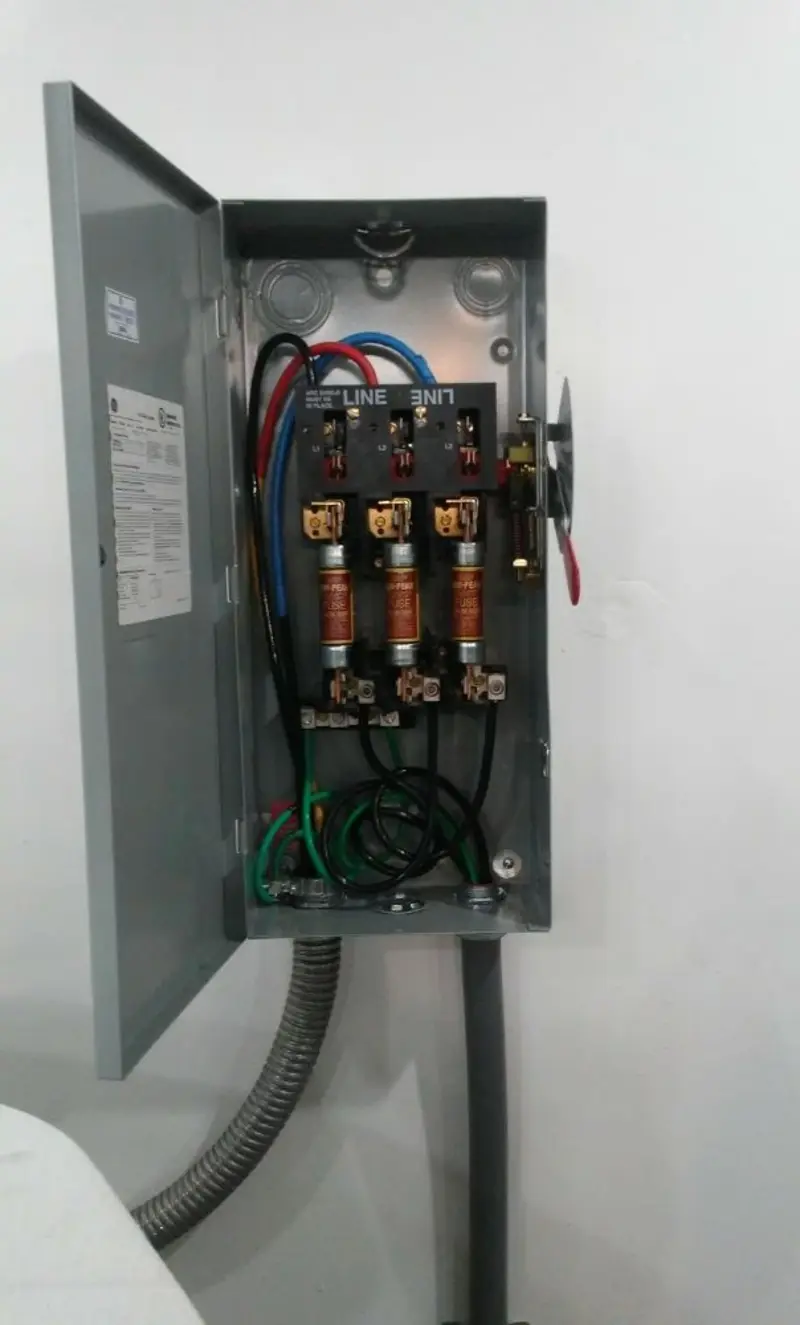 Three-phase disconnect switch installed for Smoke Detector Installation in Reedley